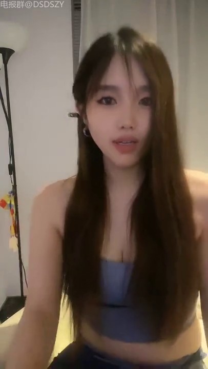 黄色战袍校花女神「甜奶汐」，让人梆硬的身材，一看就是个淫妇，白虎馒头逼，不干个几个小时满足不了！