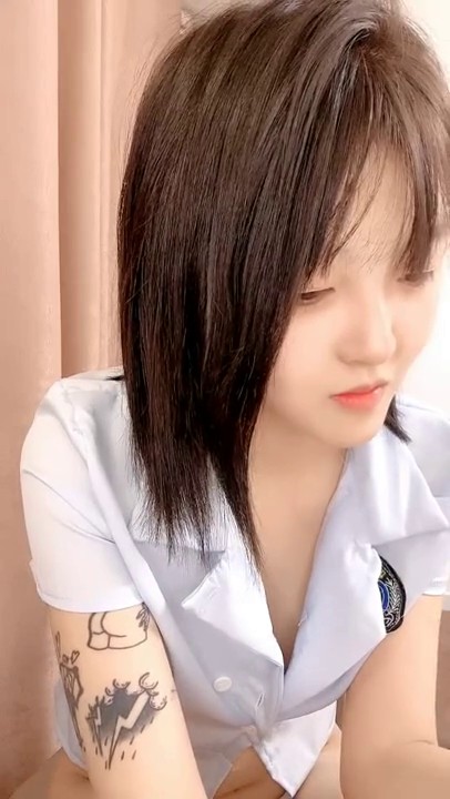 极品小妹露脸一个人发骚诱惑狼友，粉嫩骚穴特写展示，逼毛都没几根道具深插宫底跳蛋摩擦阴蒂，浪叫呻吟不止