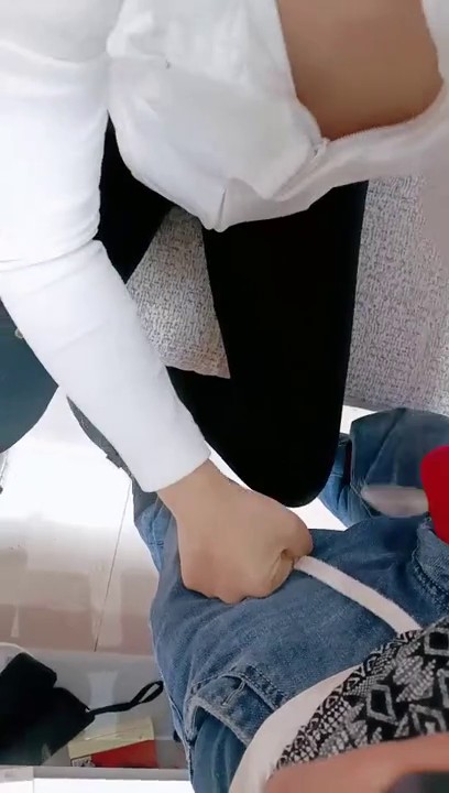 剧情演绎】家中小嫂子的勾引 主动摸一摸大屌，忍不了直接推到一顿疯狂猛操，犹如打桩机一般.