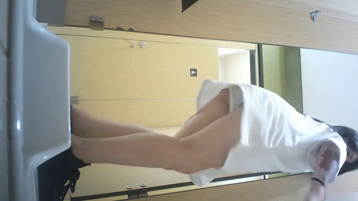 商城女厕全景偷拍几位高颜值小姐姐嘘嘘 人美B更美.