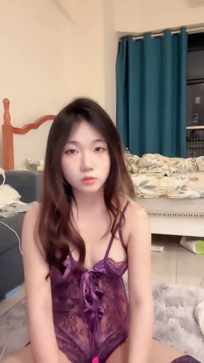 2025年5月最新，在读大学生被干，【猫猫在校】，和小男友没羞没臊的每一天，无套啪啪内射，白浆横流1