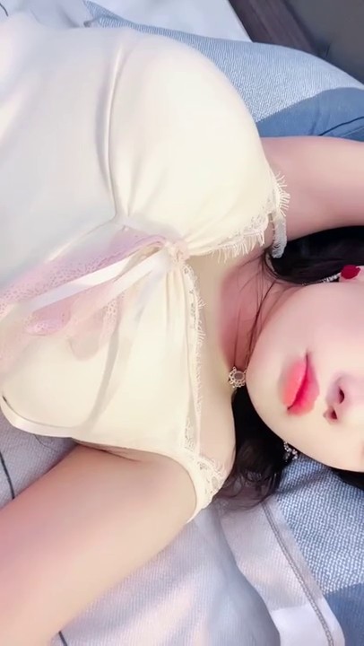 最新流出，笑容甜美，高端精致女神【18岁昆明女模】大尺度福利，道具狠狠自慰，高潮喷水，玩的很开7