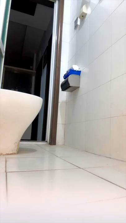 极品少妇穿上新买的情趣内衣全程露脸诱惑狼友，丝袜高跟水嫩的逼逼特写展示，按摩棒假鸡巴抽插骚穴高潮不断