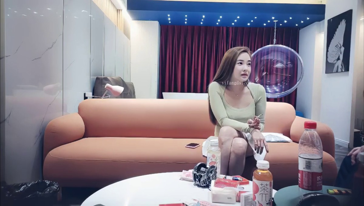 云长寻花赵总大神回归约高端外围，性感甜美大奶美女，穿上情趣学生制服，各种姿势换操被夸你好厉害.