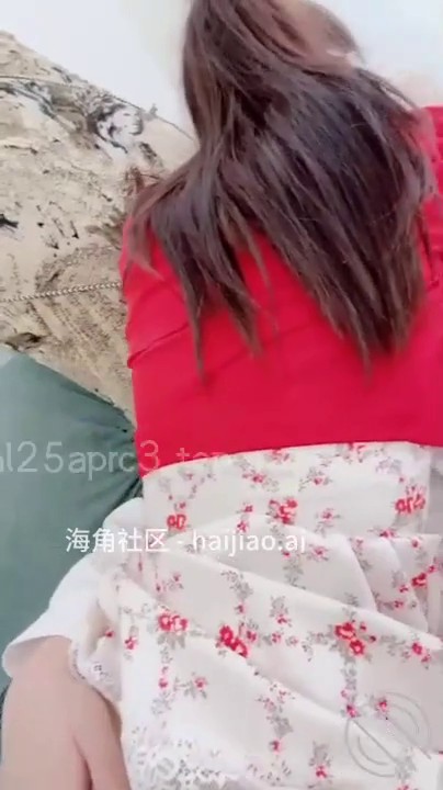 2025年新品，乱伦大神【长腿女儿丽丽】付费钻石贴，周末我跟女儿的蜗居生活，懂事的女儿给我口交足交