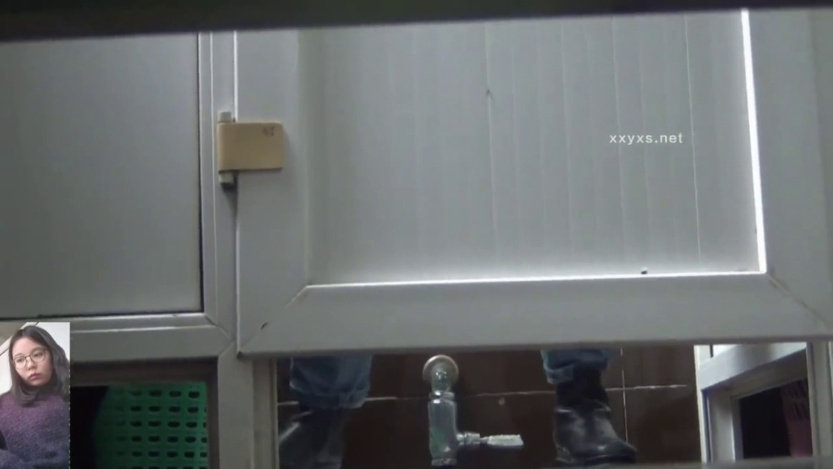 精品厕拍，坑神真实偷拍，女厕所课间各种类型学姐方便，同步露脸，私处特写