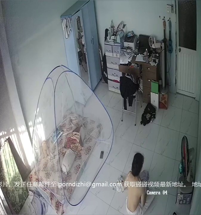 居家摄像头破解白白嫩嫩的小姐姐脱光光换内衣