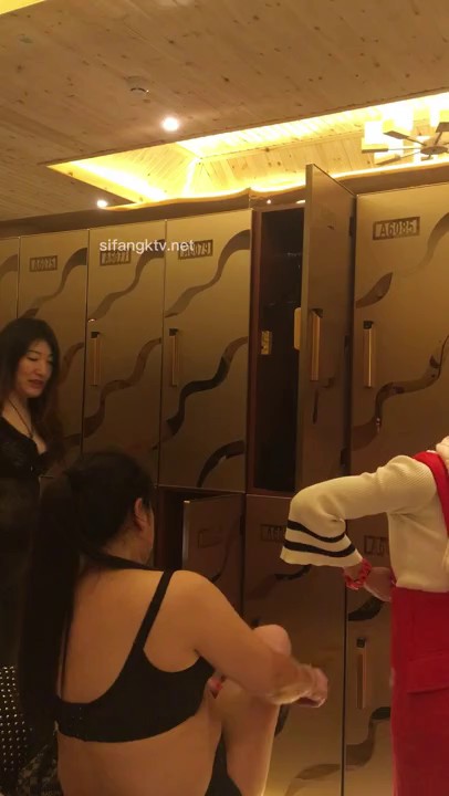 身临其境，现场真实偷拍温泉休闲酒店女宾换衣室内部春光，多个年龄段，一屋子女人穿脱衣物