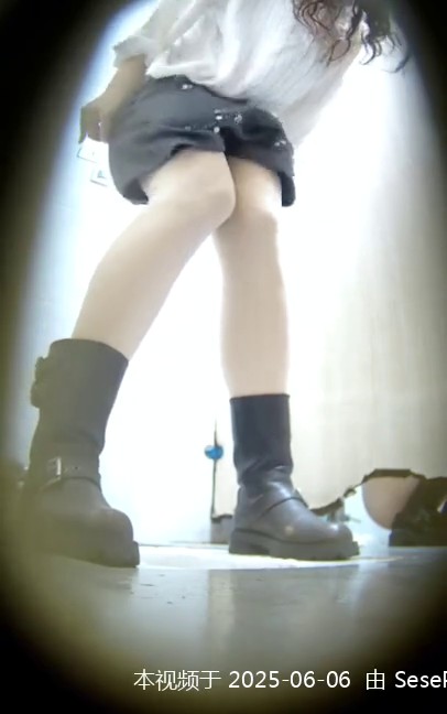 精品厕拍，K鸡单部售价50-100R，脸穴同框，高颜值全景厕拍多位美女方便2