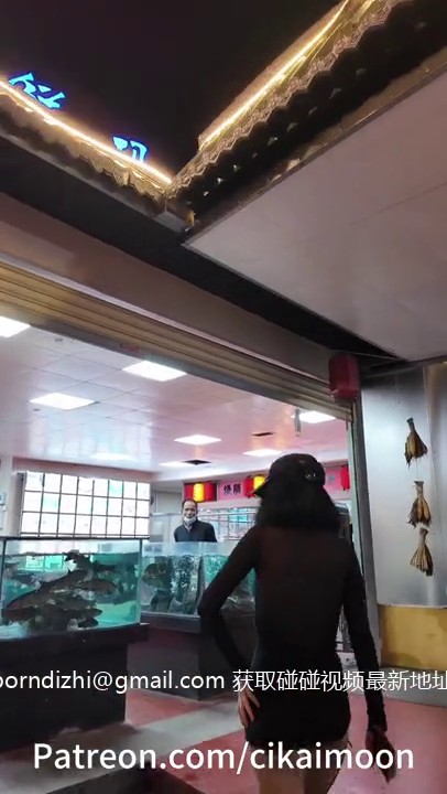 2025新品，天花板露出狂人大胆御姐【cikaimoon】付费②，闹市公园白天各种人前露出，屌炸天8