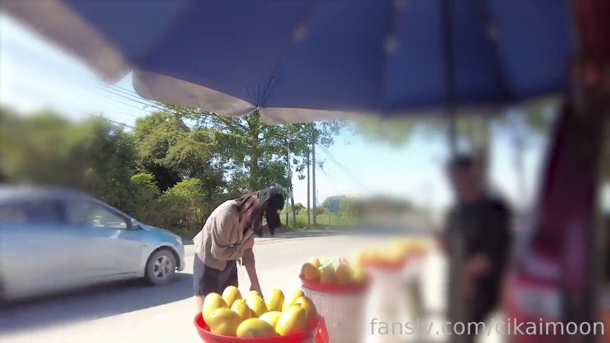 2025新品，天花板露出狂人御姐【cikaimoon】付费④，更大胆直接，全裸与老农聊天帮人干活5