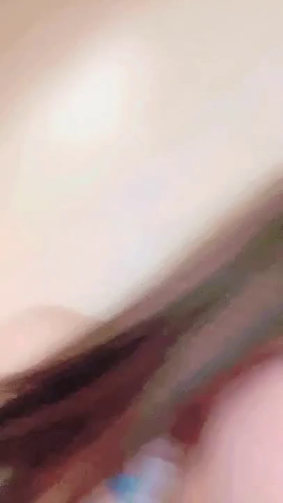 美女落九川清纯甜美活泼萌妹，掏出大奶子揉捏，超短裙里面没穿内裤，超近特写揉搓肥穴，双指扣入水声哗哗