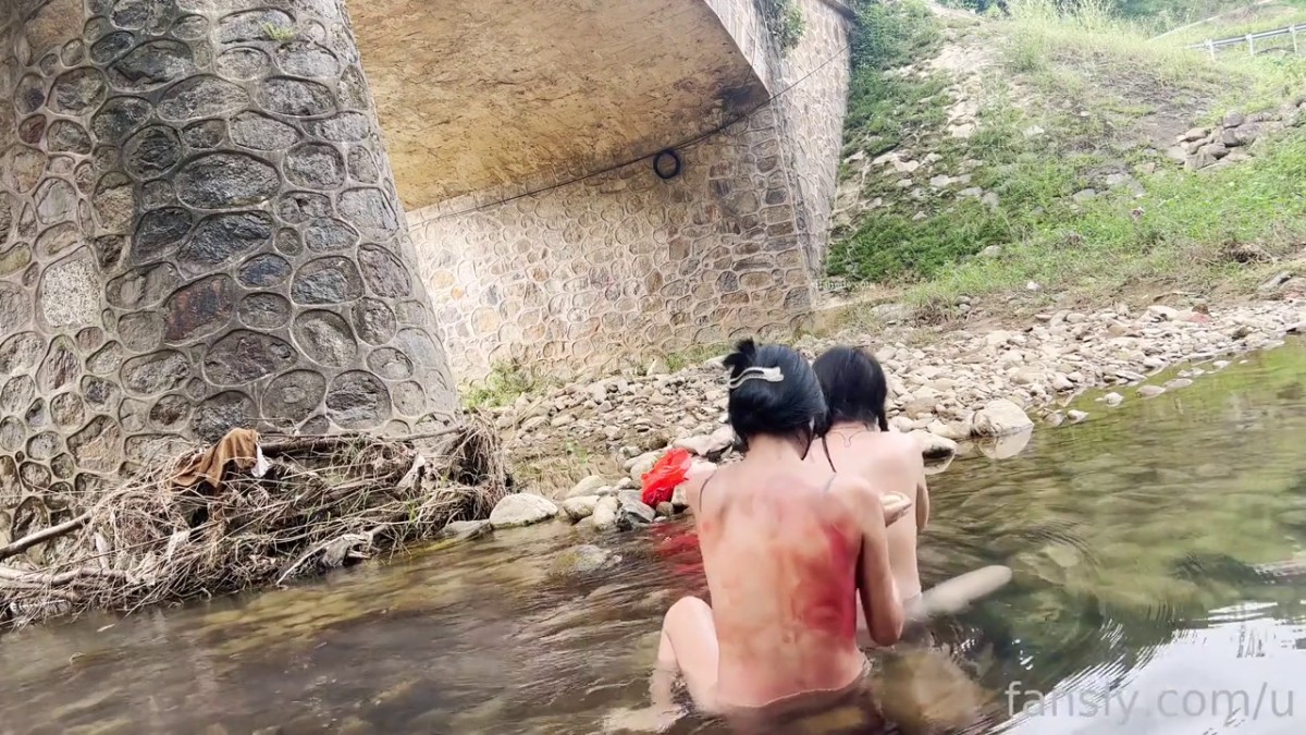 2025新品，天花板露出狂人御姐【cikaimoon】付费⑦，更大胆直接，当着老农的面直接脱光1