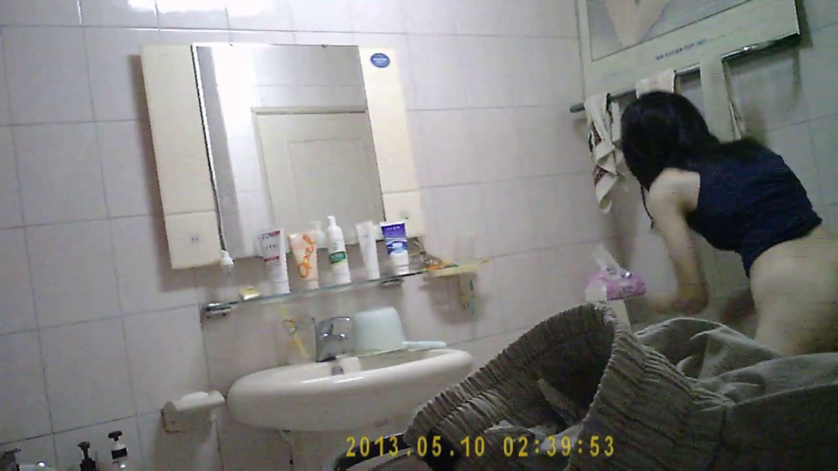 咸湿房东低价出租，真实偷拍合租姐妹日常洗澡，肤白美乳阴毛性感