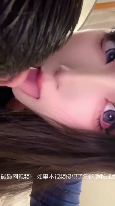 魅魔女警勾引180男大弟弟，大肉棒塞到嘴巴里面，丝袜脚玩弄其肉棒，毒龙引的其淫叫连连后插入弟弟的骚穴双双射精