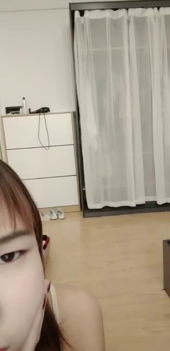 年纪不大的粉妹子露脸直播身材苗条，发育还不完全奶头都是内凹的看着好嫩，镜头前自慰骚逼呻吟，叫声骚浪刺激