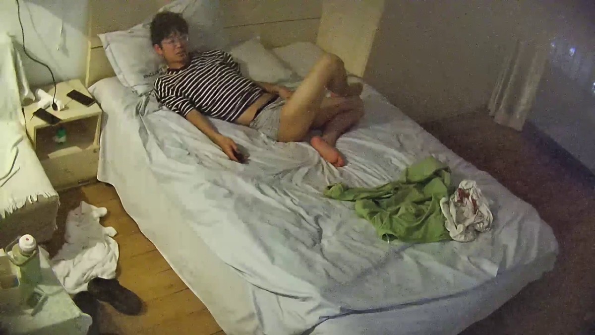 六月最新流出大学城附近钟点炮房 摄像头偷拍学生情侣渣男趁白袜女友不注意取下套子内射两次