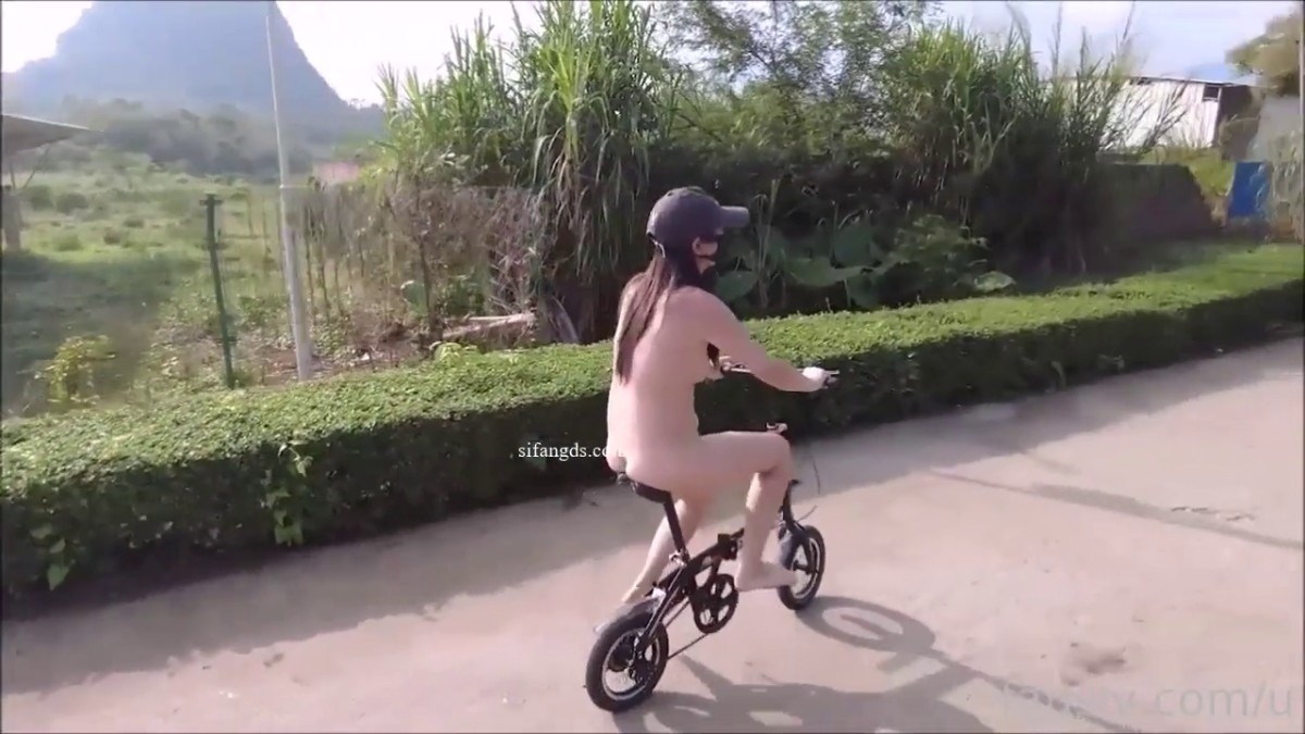 2025年新品，天花板露出狂人御姐【cikaimoon】无视路人，全裸下乡闲逛，露点给独居老人做饭0