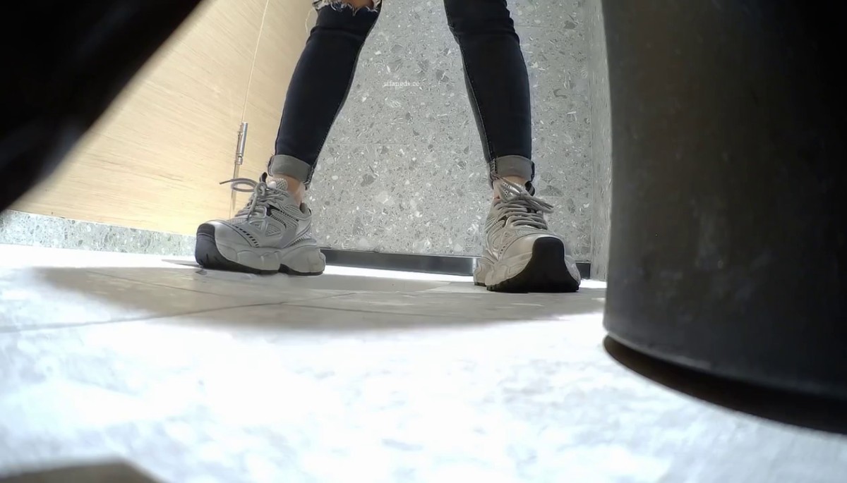 精品厕拍，商场女厕真实偷拍多位少女少妇方便，多角度赏脸赏逼15