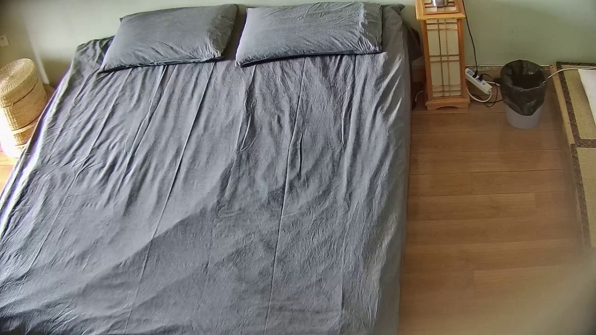 六月最新高校附近钟点炮房 摄像头偷拍大学生情侣青春女孩被男友射了一嘴后再吃外卖