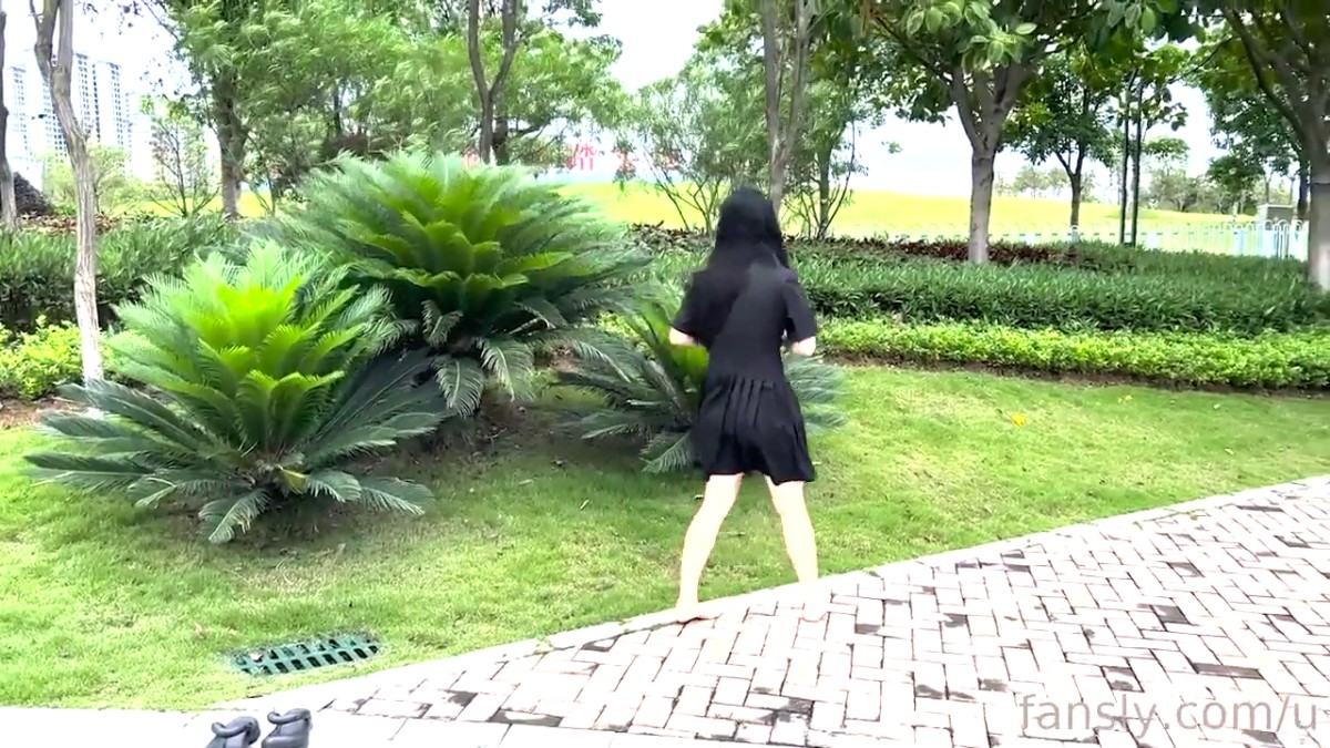 2025年新品，天花板露出狂人御姐【cikaimoon】无视路人，大白天进村全裸勾引，放牛大叔望眼欲穿啊2