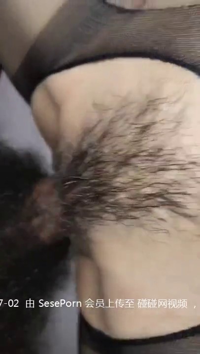 模特身材性感人妻『发条』女神娇妻被两个单男3p 被操的胡言乱语，感受两个大鸡吧在体内同时抽送 0