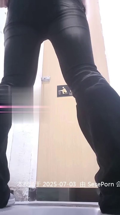 六月流出 厕拍大神给KTV送酒潜入女厕偷拍小姐尿尿黄裙姐姐屁股粘着卫生纸浑然不知