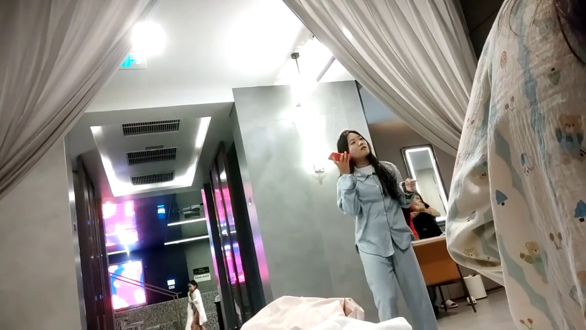 六月最新流出 女偷拍客潜入国内洗浴会所更衣室化妆间 锁身偷拍~豪乳学妹四处横行