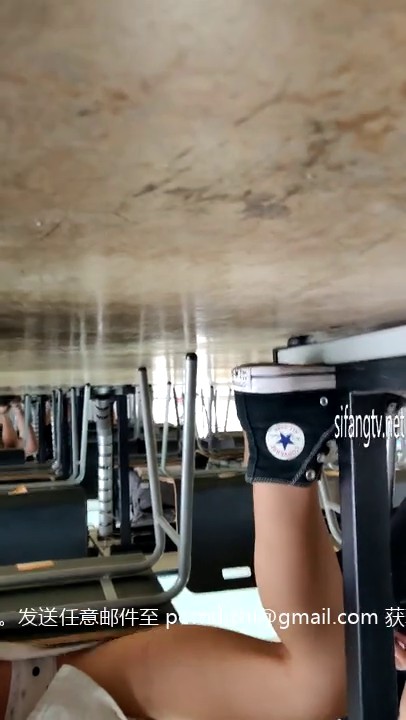 图书馆一个很豪放的漂亮妹纸，殊不知作者坐在对面激动的不得了