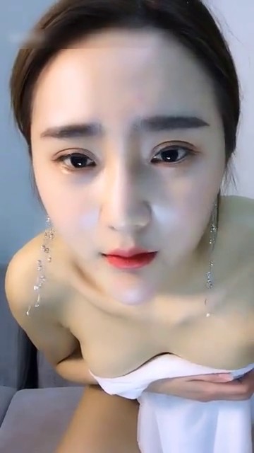 平台很火的范大小姐大尺度诱惑把自己整得跟范冰冰似的估计花了不少钱 是时候下海挣钱了