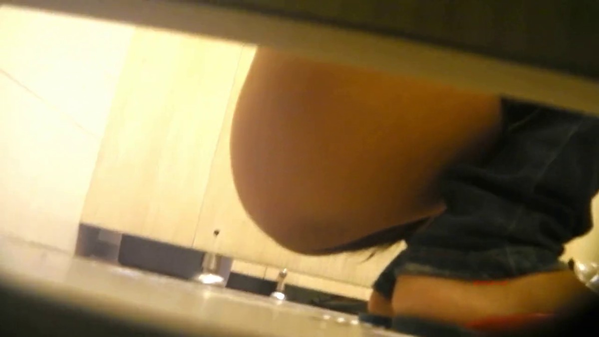 大神潜入商场女厕洞中偷窥多位年轻的少妇