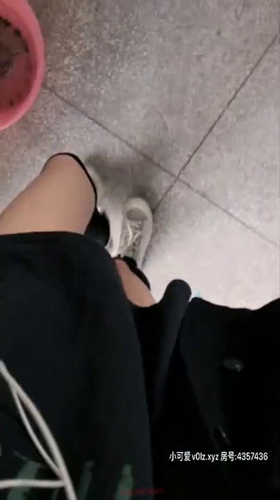 校园学生妹偷溜学堂在教室直播，教室还有两位装修的大哥，和网友撩骚放震动棒在淫穴里呻吟，受不了跑去厕所吟浪！