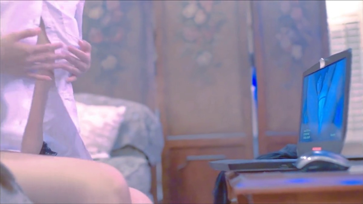 极品爆乳网红美少女软软趴在床单上VIP版首次大尺度露出 看片受不了沙发自慰玩无毛嫩穴 超清1080P原版收藏