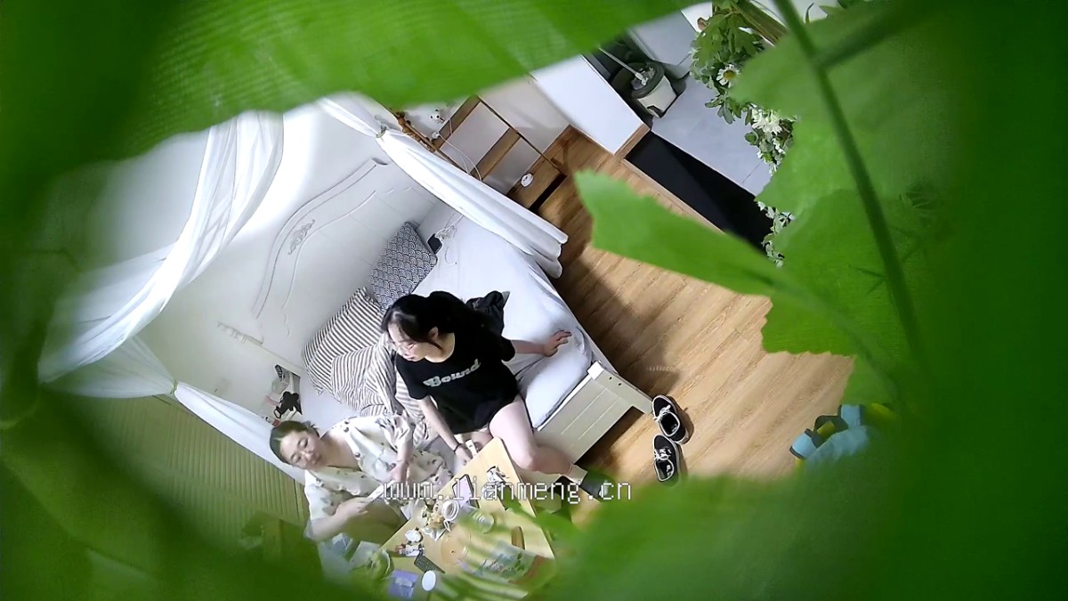 【酒店偷拍】，兩個女大學生，暑假天天來開房，又親又插，找個男人不好嗎？