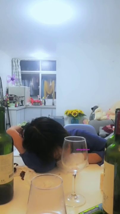 女友性感白嫩美女表妹失恋后来我家喝酒哭诉,趁女友不在她又喝醉偷偷扒掉内裤干她,没插几下醒了拼命反抗.国语!