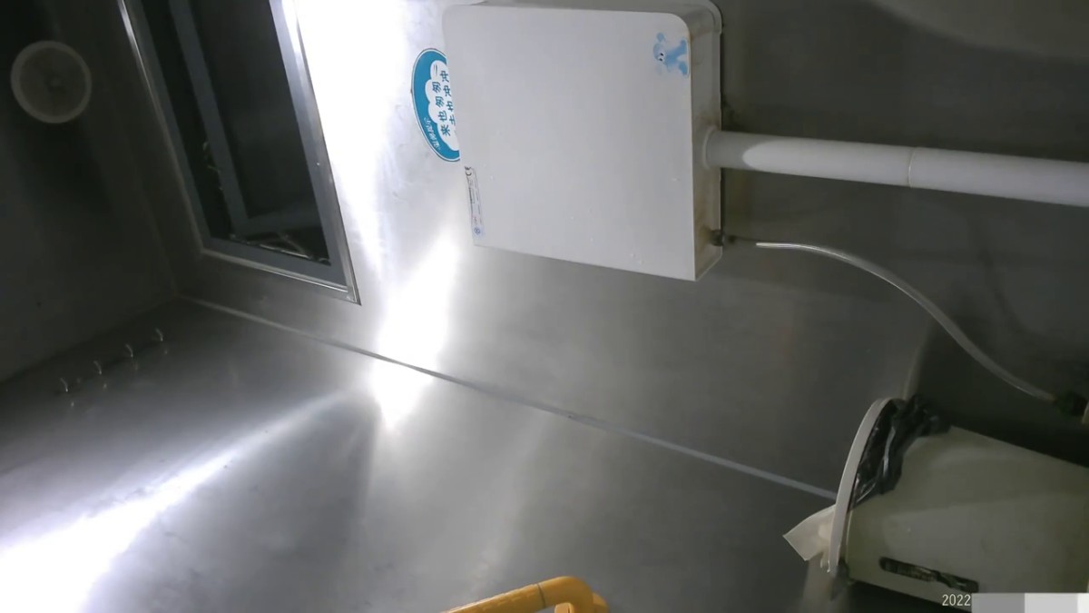 9月新流出师范学院附近女厕偷拍 学妹尿尿短裙长靴美女尿很急