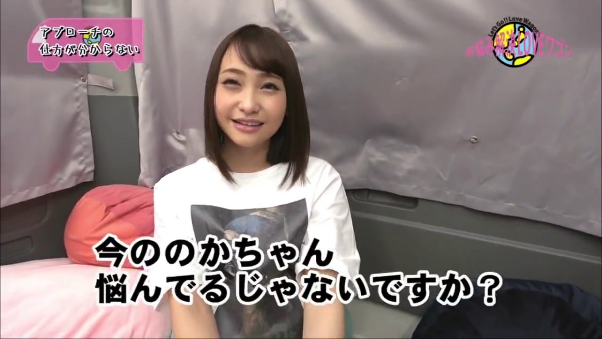 高清推荐穿白体恤的性感学妹高跟短裙大长腿