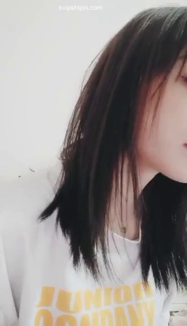 颜值不错的妹子劈腿直播，在床上各种姿势掰逼逼，等着你们草，超诱惑