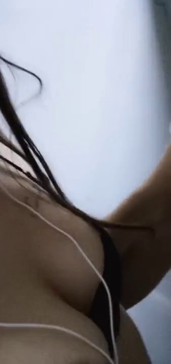 高颜值翘臀丝袜美女主播户外寻个厕所约猛男啪啪，深喉口交样子非常骚，被猛男后入抱起来干，呻吟给力自己还拿道具插