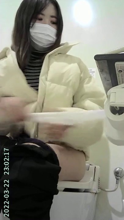 专业盗站流出商场女厕正面全景偷拍 美女尿尿有几个颜值不错的妹子逼毛性感