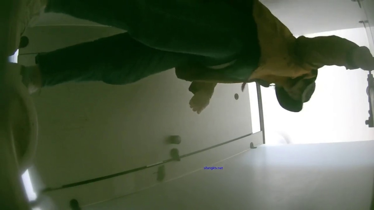 私房六月最新流出大学城附近女厕 全景后拍 帽子美眉不知为何把里面秋裤脱了下来