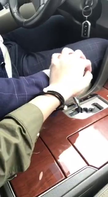 中午开车接漂亮小情人下班准备到酒店干她,美女不想去,让把车开在路边车震,环卫大爷还在旁边打扫卫生了,国语!