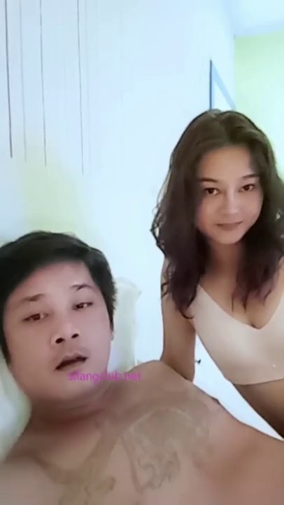 黄播大哥大逍遥龙哥停播一段时间重出江湖带着两个妹子去酒吧吃宵夜完了回家里和情妇直播啪啪