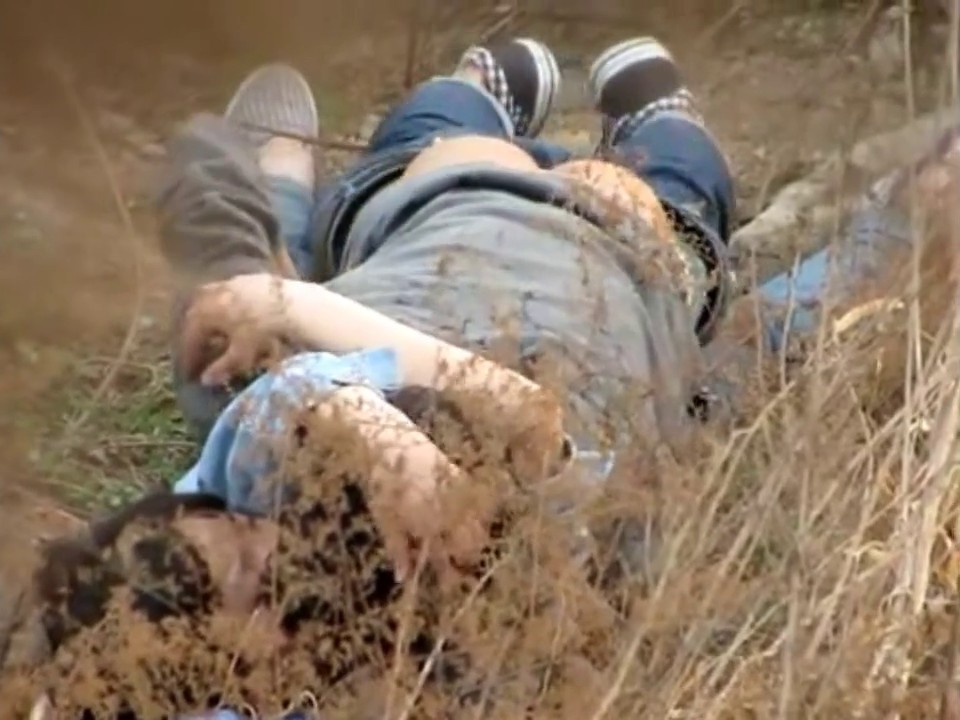 网曝不雅门事件，西安桃花潭公园两学生情侣荒草掩护席地野战，干完用纸巾擦一擦