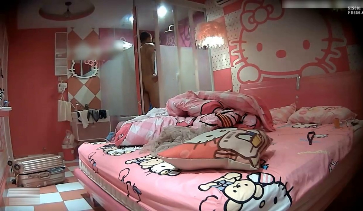 大学生美女逛完商场心满意足到情趣暧昧酒店休息，不停换性感睡衣白皙肉体冲动抱住狠狠冲击操