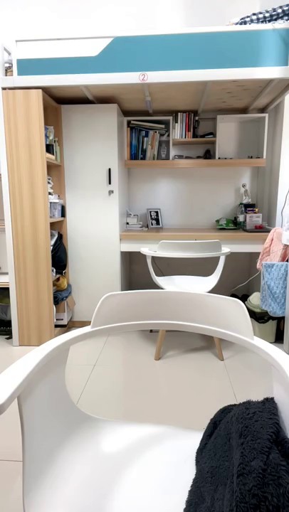 大一在校学妹大白天在宿舍里发骚诱惑狼友，全裸跳艳舞诱惑，无毛白虎逼自己揉着骚奶子自己抠，特写展示真骚