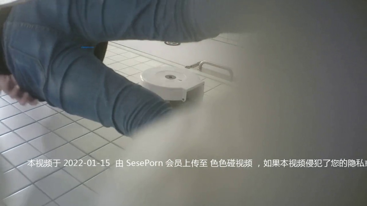 商场女厕偷拍大长腿牛仔裤美女的小嫩鲍 还穿着性感的透明小内内