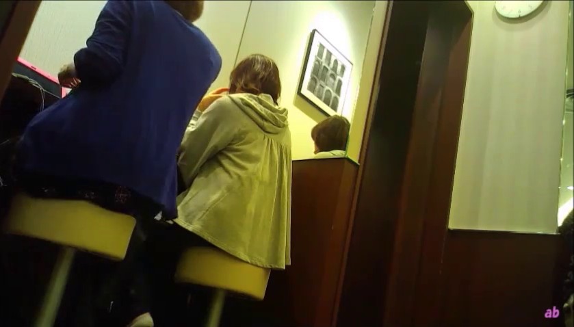 步行街休闲茶餐厅女卫生间多机位偸拍几位良家少妇气质白领拉屎撒尿黑丝短裙美女拉了一根又粗又长的翔