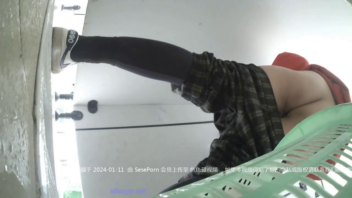 路边公厕全景偷窥几个美女嘘嘘全是小嫩鲍