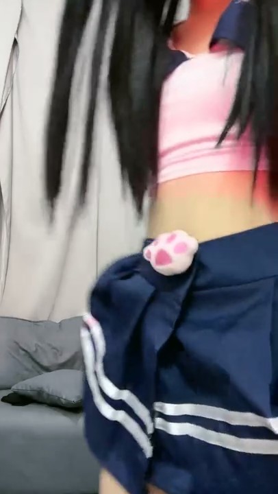 -制服学妹娇小可爱露脸诱惑狼友激情大秀直播，在狼友的指挥下慢慢脱光，粉嫩骚穴特写展示，道具摩擦自己抠逼